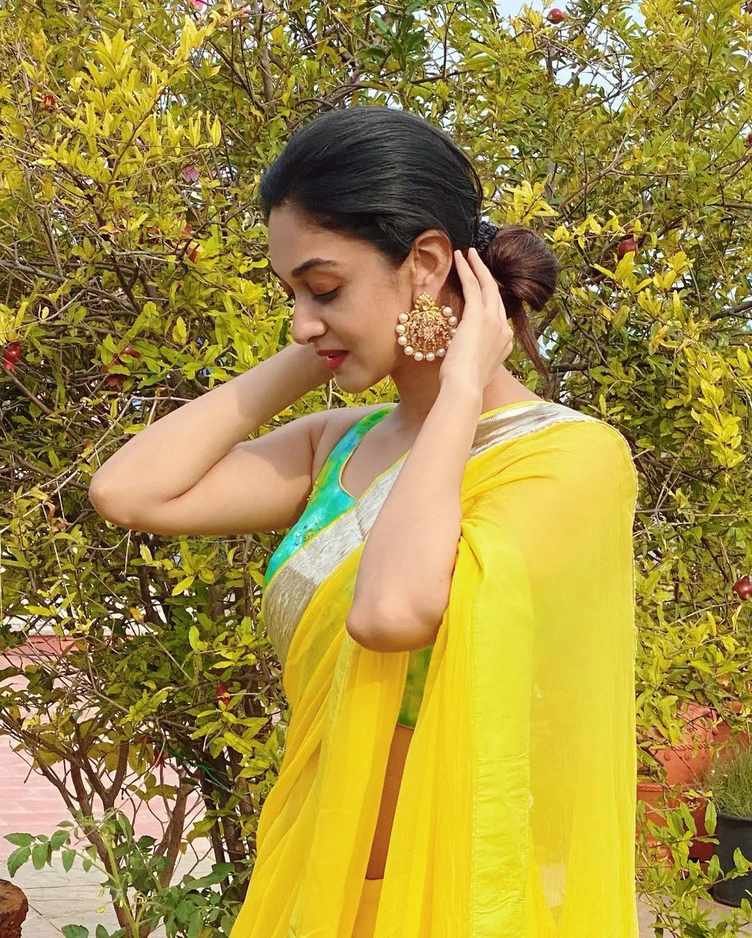 INDIAN GIRL AISHWARYA ARJUN IN TRADITIONAL YELLOW SAREE SLEEVELESS GREEN BLOUSE